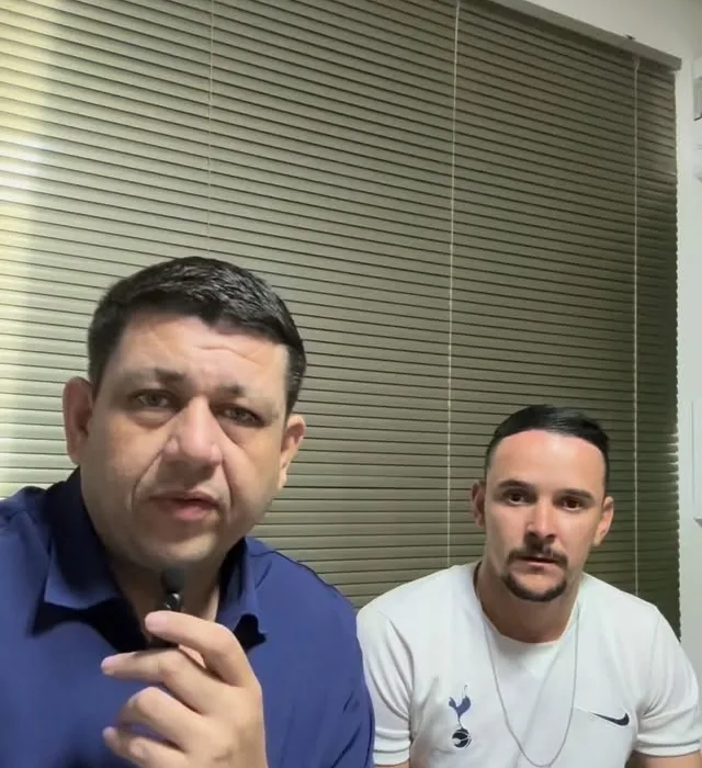 Dr. Roberto Linhares ao lado do paciente Matheus, gravando o depoimento após a reconstrução do LCA