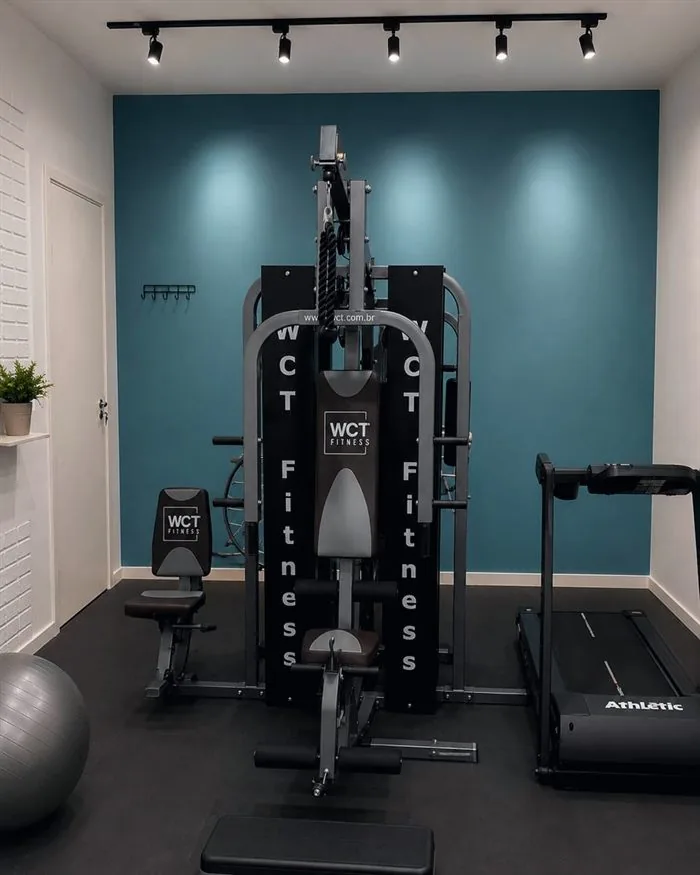Espaço de recovery e condicionamento com aparelhos de musculação e esteira